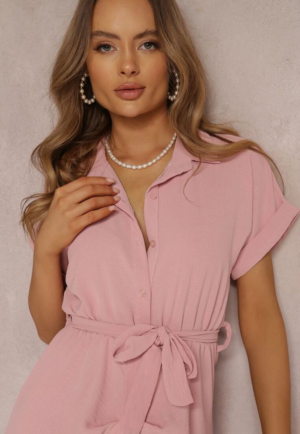 Renee - Ciemnoróżowa Sukienka Dipkey. Kolor: różowy. Materiał: materiał. Długość rękawa: krótki rękaw. Wzór: aplikacja. Sezon: lato. Typ sukienki: koszulowe. Styl: klasyczny. Długość: midi