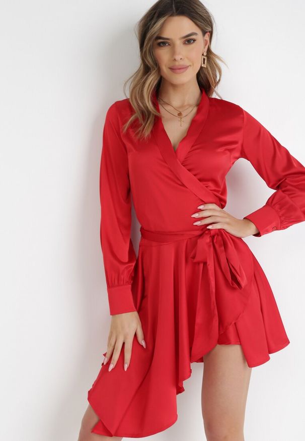 Born2be - Czerwona Sukienka Satynowa Clyminna. Typ kołnierza: kołnierz z falbankami. Kolor: czerwony. Materiał: satyna. Typ sukienki: kopertowe. Styl: glamour, wizytowy