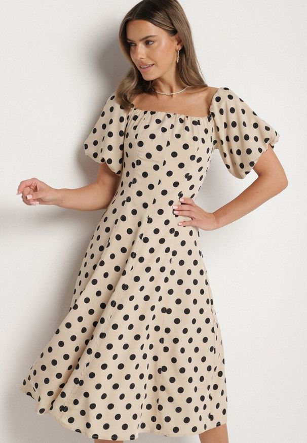 Born2be - Beżowa Rozkloszowana Sukienka Vices w Grochy z Dekoltem Typu Hiszpanka Zimina. Okazja: na co dzień. Typ kołnierza: dekolt hiszpanka. Kolor: beżowy. Materiał: skóra, materiał. Wzór: grochy. Typ sukienki: proste. Styl: casual, klasyczny