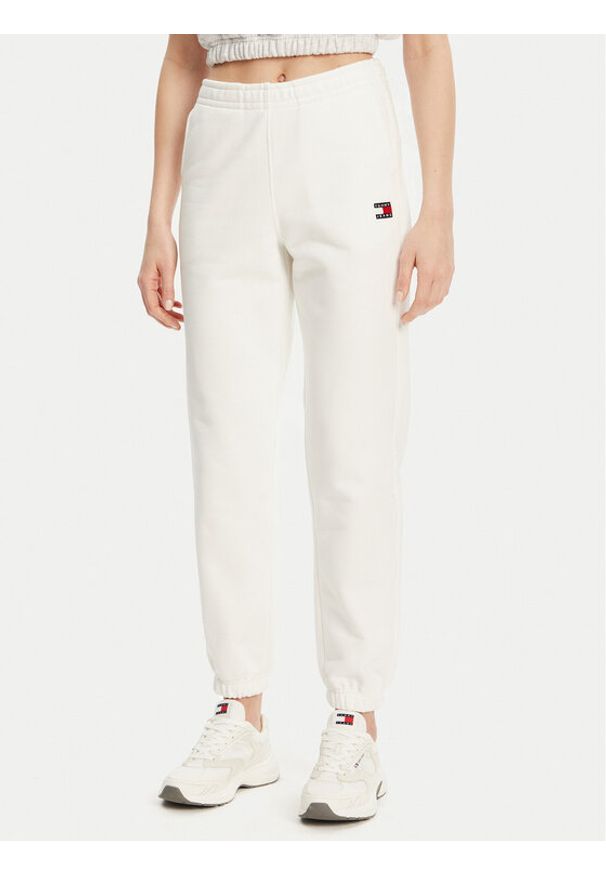 Tommy Jeans Spodnie dresowe Badge DW0DW20679 Écru Regular Fit. Materiał: bawełna