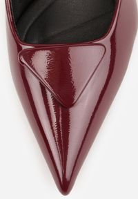 Renee - Bordowe Czółenka Lakierowane na Kaczuszce z Trójkątną Ozdobą Omenra. Okazja: na spotkanie biznesowe, do pracy. Kolor: czerwony. Materiał: lakier. Wzór: aplikacja. Obcas: na szpilce. Styl: biznesowy. Wysokość obcasa: niski #2