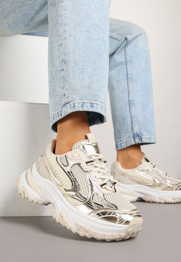 Born2be - Złote Sneakersy na Grubej Podeszwie Ozdobione Geometrycznym Motywem Mevillia. Okazja: na co dzień, na spacer. Kolor: złoty. Wzór: geometria, aplikacja. Sport: turystyka piesza