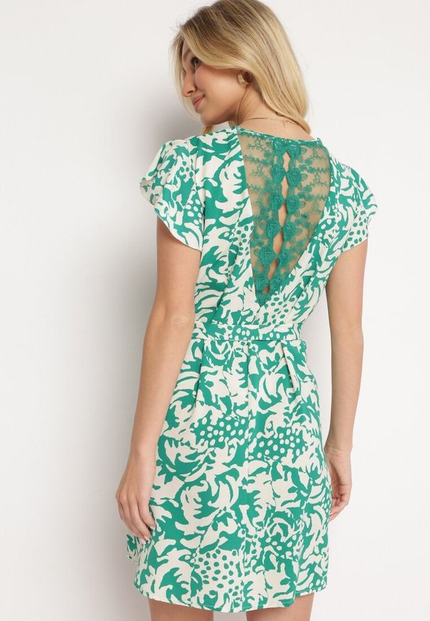 Born2be - Zielona Sukienka z Krótkim Rękawem Ozdobiona Siateczką przy Dekolcie z Materiałowym Paskiem Meada. Kolor: zielony. Materiał: materiał. Długość rękawa: krótki rękaw. Wzór: aplikacja. Typ sukienki: dopasowane. Styl: elegancki