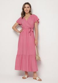 Born2be - Różowa Wiskozowa Sukienka z Kopertowym Dekoltem z Paskiem Savorlisse. Okazja: na co dzień. Kolor: różowy. Materiał: wiskoza. Wzór: aplikacja. Typ sukienki: kopertowe. Styl: casual, klasyczny #5