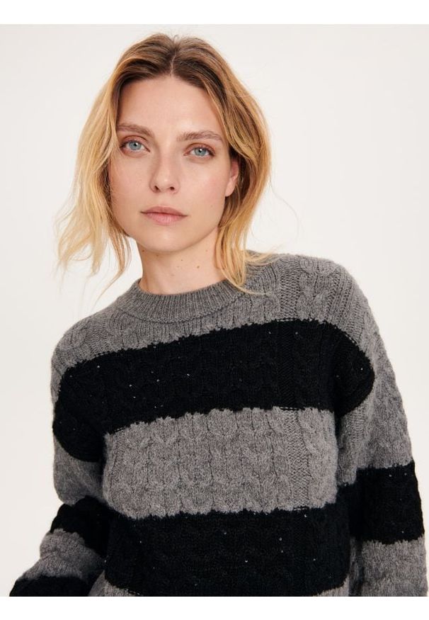 Reserved - Sweter w warkoczowy splot - wielobarwny. Materiał: dzianina. Wzór: ze splotem