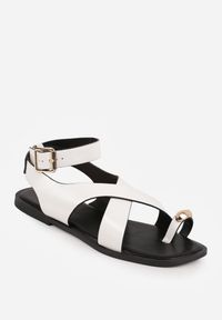 Renee - Białe Sandały w Stylu Japonek Ozdobione Metaliczną Aplikacją Carover. Okazja: na co dzień. Zapięcie: pasek. Kolor: biały. Wzór: aplikacja. Styl: casual, elegancki #9