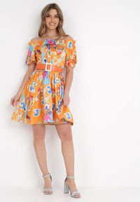 Born2be - Pomarańczowa Sukienka Satynowa Theophanthe. Okazja: na ślub cywilny, na wesele. Typ kołnierza: dekolt hiszpanka. Kolor: pomarańczowy. Materiał: satyna. Wzór: aplikacja, kolorowy. Długość: mini #3