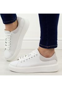 Białe skórzane półbuty damskie Cambell 19347. Okazja: na co dzień, na spacer. Zapięcie: sznurówki. Kolor: biały. Materiał: skóra. Sezon: jesień, wiosna, lato. Styl: klasyczny, casual, elegancki #1