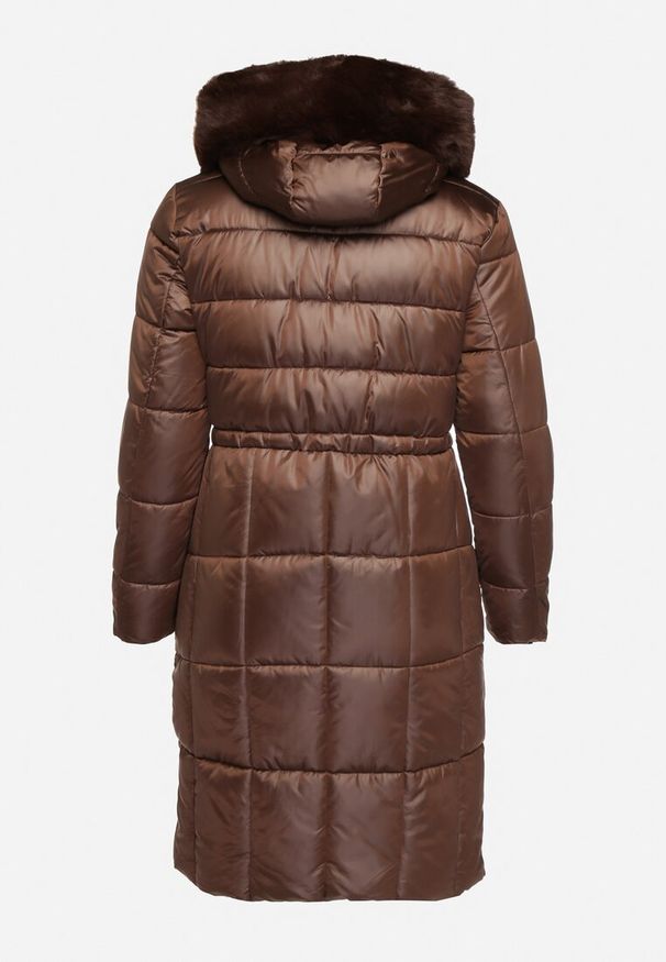 Born2be - Brązowa Pikowana Kurtka ze Ściągaczem w Talii i Odpinanym Futerkiem przy Kapturze Zemilae. Okazja: na co dzień. Kolekcja: plus size. Kolor: brązowy. Materiał: futro. Długość rękawa: długi rękaw. Długość: długie. Styl: casual, elegancki