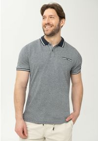 Volcano - Polówka męska w jodełkę T-WERTO. Typ kołnierza: polo. Kolor: niebieski. Materiał: jeans, włókno, dzianina, prążkowany, bawełna, materiał. Długość rękawa: krótki rękaw. Długość: krótkie. Wzór: jodełka. Styl: elegancki