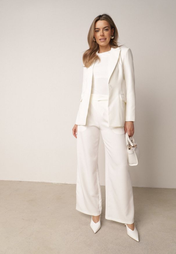 Born2be - Biała Taliowana Marynarka VICES z Usztywnianymi Ramionami Vivilise. Okazja: do pracy, na co dzień, na spotkanie biznesowe. Typ kołnierza: golf. Kolor: biały. Materiał: jeans, poliester. Wzór: gładki. Styl: elegancki, biznesowy, casual