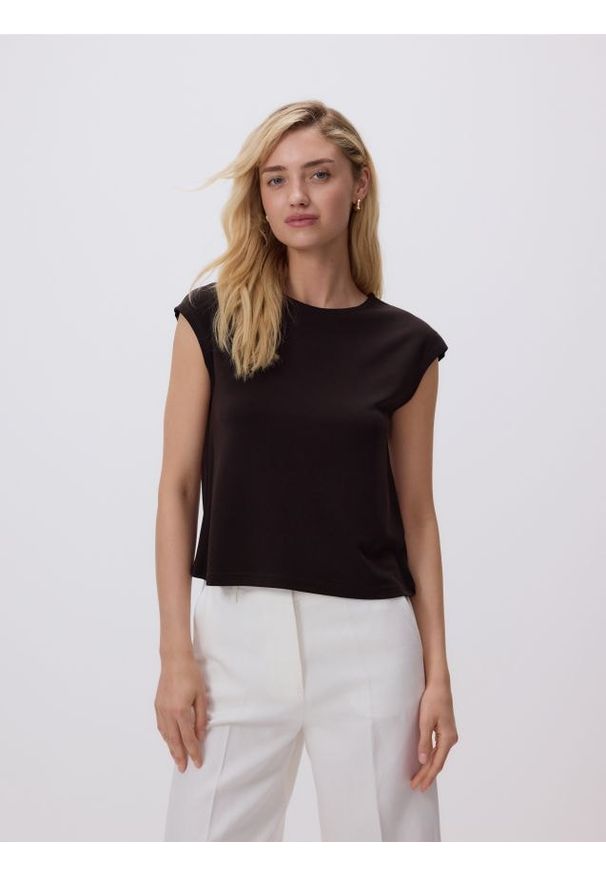 Reserved - Top z modalem - ciemnobrązowy. Kolor: brązowy. Materiał: dzianina