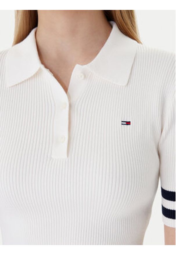 Tommy Jeans Sukienka dzianinowa DW0DW22106 Écru Slim Fit. Kolor: kremowy. Materiał: bawełna