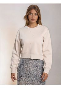 Sinsay - Krótka bluza crewneck z cyrkoniami - beżowy. Kolor: beżowy. Długość: krótkie