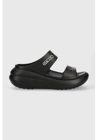 Crocs klapki Classic Crush Sandal damskie kolor czarny na platformie 207670 207670.001-001. Kolor: czarny. Materiał: materiał, guma. Wzór: gładki. Obcas: na platformie #1