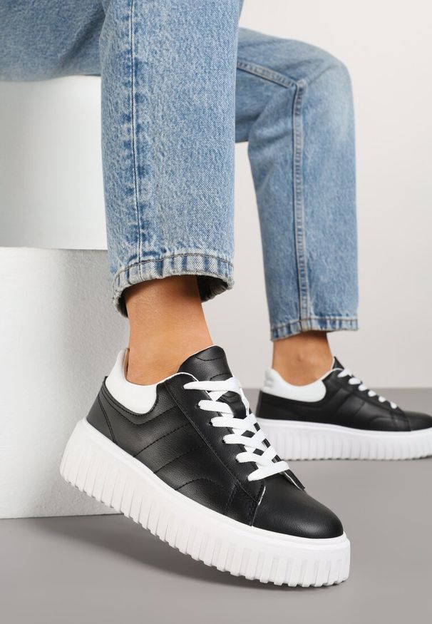 Born2be - Czarno-Białe Sneakersy na Grubej Tłoczonej Podeszwie Zdivila. Kolor: czarny. Materiał: jeans