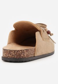 Born2be - Ciemnobeżowe Płaskie Klapki Mule Zdobione Frędzlami i Kokardką z Koralikami Petlame. Okazja: na co dzień. Kolor: beżowy. Materiał: jeans, len. Wzór: aplikacja. Sezon: lato. Styl: boho, casual, elegancki #4