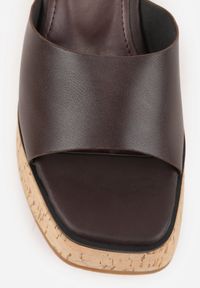 Born2be - Ciemnobrązowe Klapki VICES z Kwadratowym Noskiem na Koturnie z Imitacji Korka Cordereida. Okazja: na co dzień. Kolor: brązowy. Materiał: jeans, len. Wzór: haft. Sezon: lato. Obcas: na koturnie. Styl: casual #9