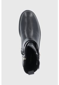 Calvin Klein Botki skórzane damskie kolor czarny na płaskim obcasie. Nosek buta: okrągły. Kolor: czarny. Materiał: skóra. Obcas: na obcasie. Wysokość obcasa: niski