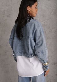 Renee - Niebieska Kurtka Jeansowa z Bawełny Typu Crop Bomber Jacket Veloma. Okazja: na co dzień. Kolor: niebieski. Materiał: bawełna, jeans. Długość: krótkie. Wzór: kolorowy. Styl: casual, elegancki #2