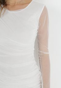 Born2be - Biała Dopasowana Sukienka Mini z Tiulowego Materiału z Marszczeniami Leoma. Kolor: biały. Materiał: materiał, tiul. Styl: elegancki. Długość: mini #5