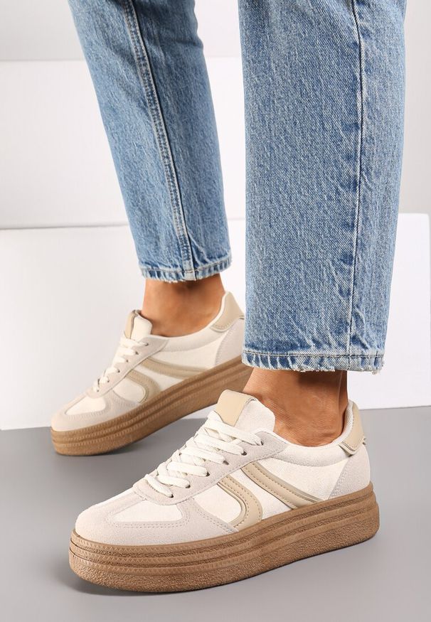 Renee - Beżowe Sneakersy na Platformie Ozdobione Geometrycznym Motywem Nevmira. Okazja: na co dzień. Kolor: beżowy. Materiał: jeans. Wzór: aplikacja, geometria. Obcas: na platformie