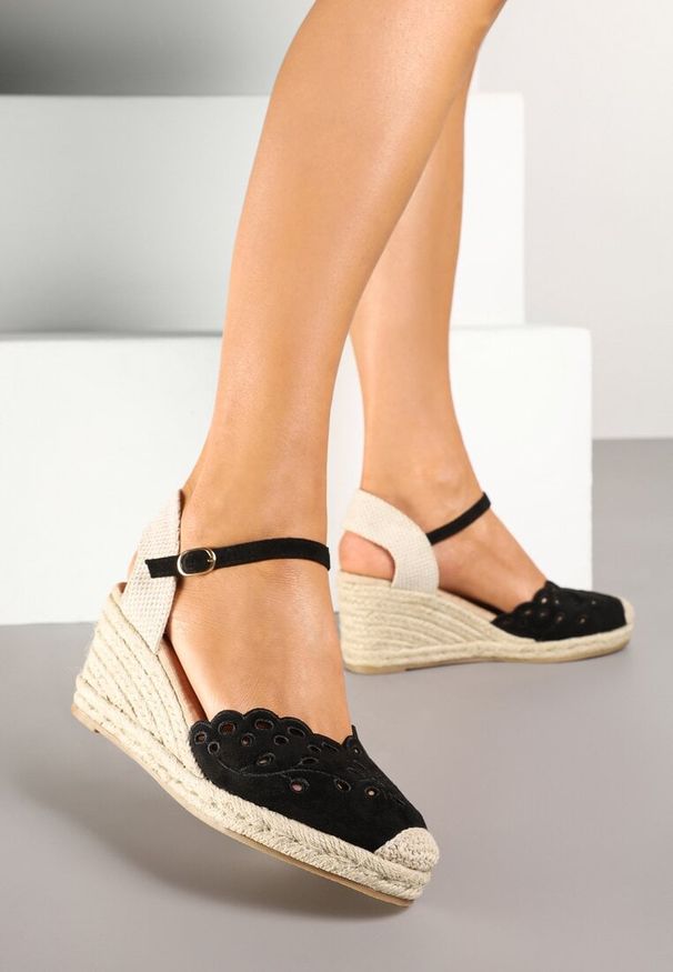 Born2be - Czarne Sandały Espadryle na Koturnie z Ażurowym Wzorem i Plecionką Sarabina. Okazja: na co dzień. Zapięcie: pasek. Kolor: czarny. Wzór: ażurowy. Obcas: na koturnie. Styl: elegancki, casual