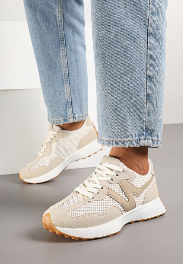 Renee - Beżowe Sneakersy Ozdobione Geometrycznym Wzorem Hirreti. Okazja: na co dzień. Kolor: beżowy. Materiał: jeans. Wzór: geometria, aplikacja. Obcas: na platformie