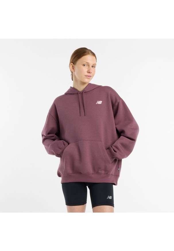 Bluza damska New Balance WT51947FDP – bordowa. Okazja: na co dzień. Typ kołnierza: kaptur. Kolor: czerwony. Materiał: dresówka, bawełna, prążkowany, poliester. Wzór: napisy. Styl: klasyczny, casual