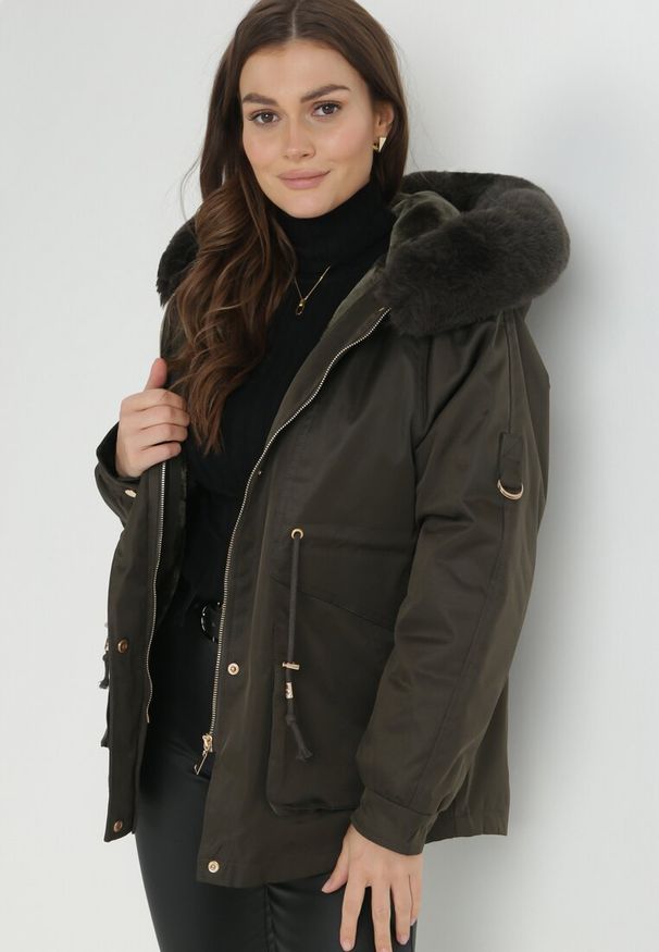 Born2be - Ciemnozielona Kurtka Nylonowa Parka z Odpinanym Futerkiem Beaten. Kolor: zielony. Materiał: nylon, futro. Wzór: paski, aplikacja