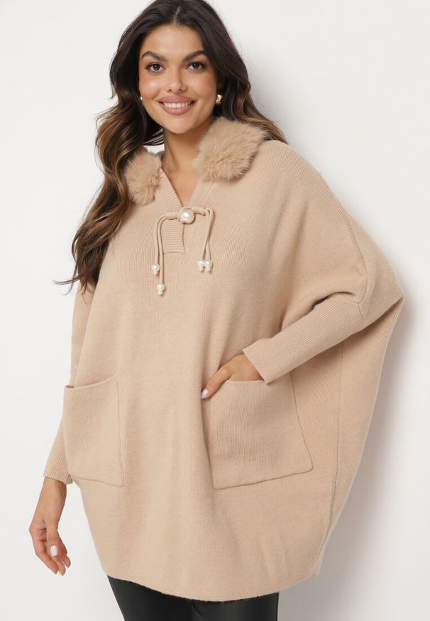 Born2be - Beżowy Sweter Typu Nietoperz z Odpinanym Futerkiem i Sznurkiem i Perełkami Nomizelle. Kolor: beżowy. Materiał: futro. Wzór: aplikacja. Styl: wizytowy