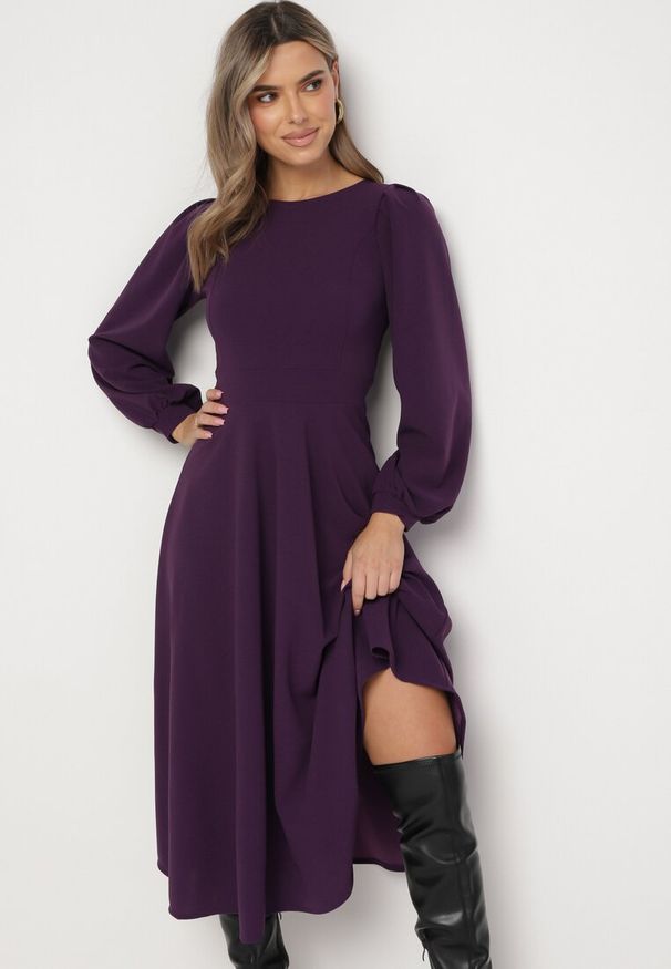Born2be - Fioletowa Rozkloszowana Midi Sukienka z Eleganckimi Luźnymi Rękawami Samriddhi. Okazja: do pracy. Kolor: fioletowy. Typ sukienki: rozkloszowane. Styl: elegancki. Długość: midi