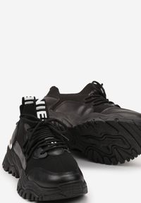 Born2be - Czarne Sneakersy Leretia. Nosek buta: okrągły. Zapięcie: bez zapięcia. Kolor: czarny. Materiał: materiał. Szerokość cholewki: normalna. Wzór: nadruk, aplikacja #5