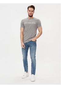 Calvin Klein Jeans T-Shirt J30J322552 Szary Slim Fit. Kolor: szary. Materiał: bawełna