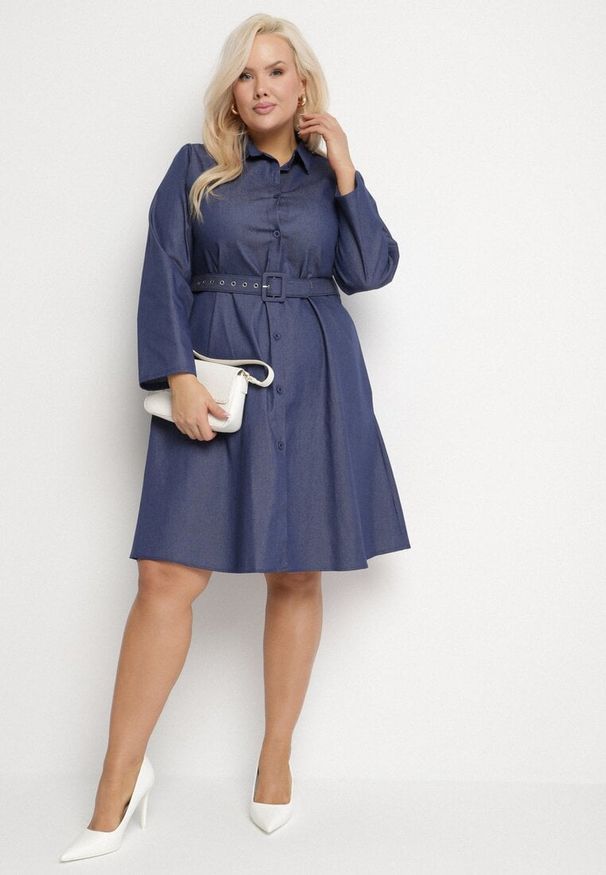 Born2be - Granatowa Rozkloszowana Sukienka z Bawełną Koszulowa z Paskiem i Kieszeniami Lilsemi. Okazja: na co dzień. Kolekcja: plus size. Kolor: niebieski. Materiał: bawełna. Typ sukienki: koszulowe. Styl: casual
