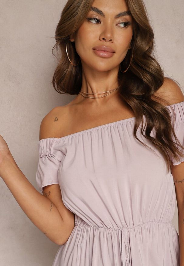 Renee - Jasnofioletowa Sukienka Typu Hiszpanka z Gumką w Pasie Zemvia. Okazja: na co dzień. Typ kołnierza: dekolt hiszpanka. Kolor: fioletowy. Materiał: zamsz. Styl: boho, casual