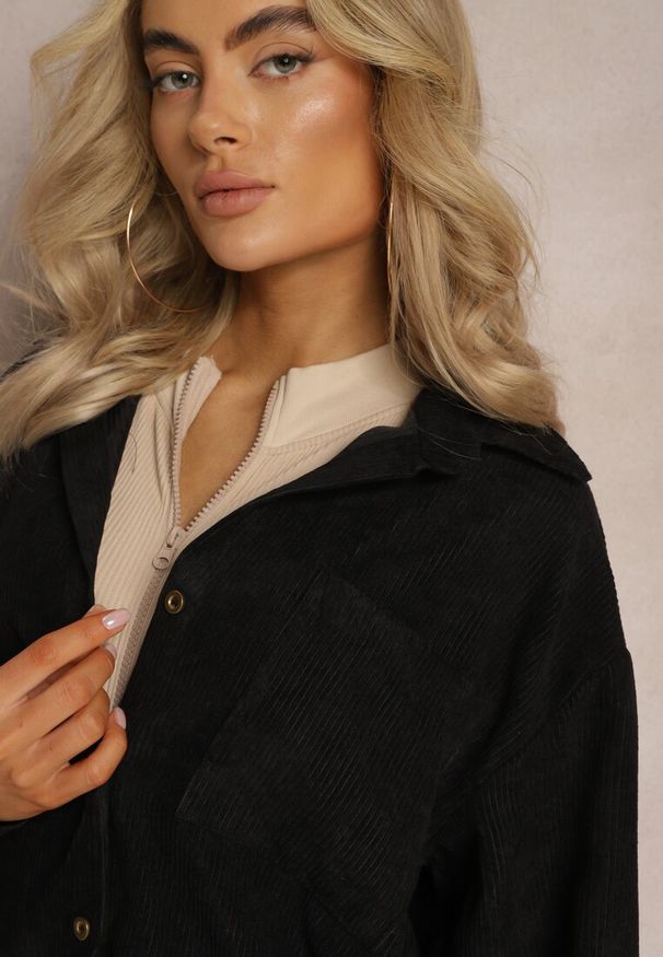 Renee - Czarna Koszula ze Sztruksowego Materiału na Guziczki Rhiawen. Okazja: na co dzień. Kolor: czarny. Materiał: materiał, sztruks. Styl: casual