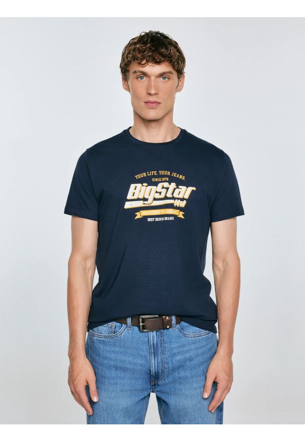 Big-Star - Koszulka męska z nadrukiem granatowa Briss 403. Okazja: na co dzień. Kolor: niebieski. Materiał: jeans, bawełna, skóra. Wzór: nadruk. Styl: vintage, klasyczny, casual