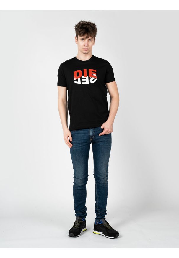 Diesel T-Shirt "T-Diegos" | A00828-0HAYU-9XX | Mężczyzna | Czarny. Okazja: na co dzień. Kolor: czarny. Materiał: bawełna. Wzór: nadruk. Styl: casual