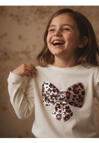 Sinsay - Koszulka z długimi rękawami zdobiona cekinami - kremowy. Kolor: kremowy. Długość rękawa: długi rękaw. Długość: długie. Wzór: aplikacja #1