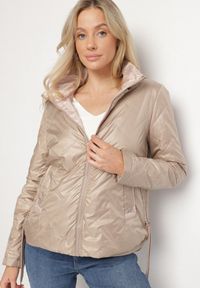 Born2be - Ciemnobeżowa Kurtka Pikowana z Odpinanym Kapturem i Ściągaczami po Bokach Nusarianis. Okazja: na co dzień, na spacer. Kolor: beżowy. Materiał: jeans. Długość rękawa: długi rękaw. Długość: długie. Styl: casual, elegancki #3