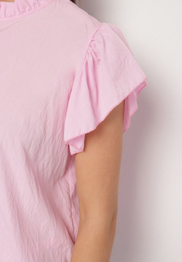 Born2be - Różowa Bluzka z Wiskozą Ozdobiona Falbankami Emoti. Okazja: na co dzień. Typ kołnierza: kołnierz z falbankami. Kolor: różowy. Materiał: wiskoza. Wzór: aplikacja. Styl: casual, elegancki