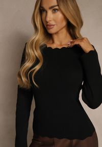 Renee - Czarny Sweter z Wiskozą i Ozdobną Falbanką Mevidella. Okazja: na co dzień. Kolor: czarny. Materiał: wiskoza. Styl: casual, klasyczny