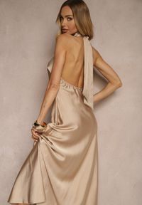 Renee - Beżowa Sukienka Satynowa z Dekoltem Halter i Odkrytymi Plecami Belas. Okazja: na co dzień. Typ kołnierza: dekolt halter. Kolor: beżowy. Materiał: satyna. Typ sukienki: dopasowane. Styl: casual