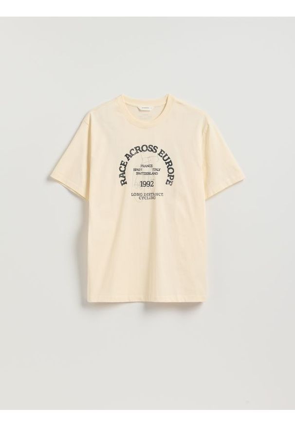 Reserved - T-shirt regular z nadrukiem - złamana biel. Materiał: bawełna, dzianina. Wzór: nadruk