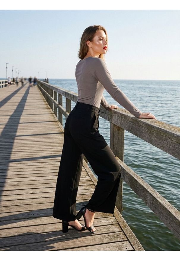 Sinsay - Prążkowana koszulka z długim rękawem - brązowy. Kolor: brązowy. Materiał: prążkowany. Długość rękawa: długi rękaw. Długość: długie