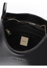 Kazar - Minimalistyczna czarna torebka z gładkiej skóry. Kolor: czarny. Wzór: gładki. Materiał: skórzane. Styl: klasyczny. Rodzaj torebki: na ramię #2