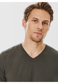 Pako Lorente - PAKO LORENTE – Zielony gładki t-shirt v-neck. Kolor: czerwony, brązowy, zielony. Materiał: bawełna, elastan. Wzór: gładki #2