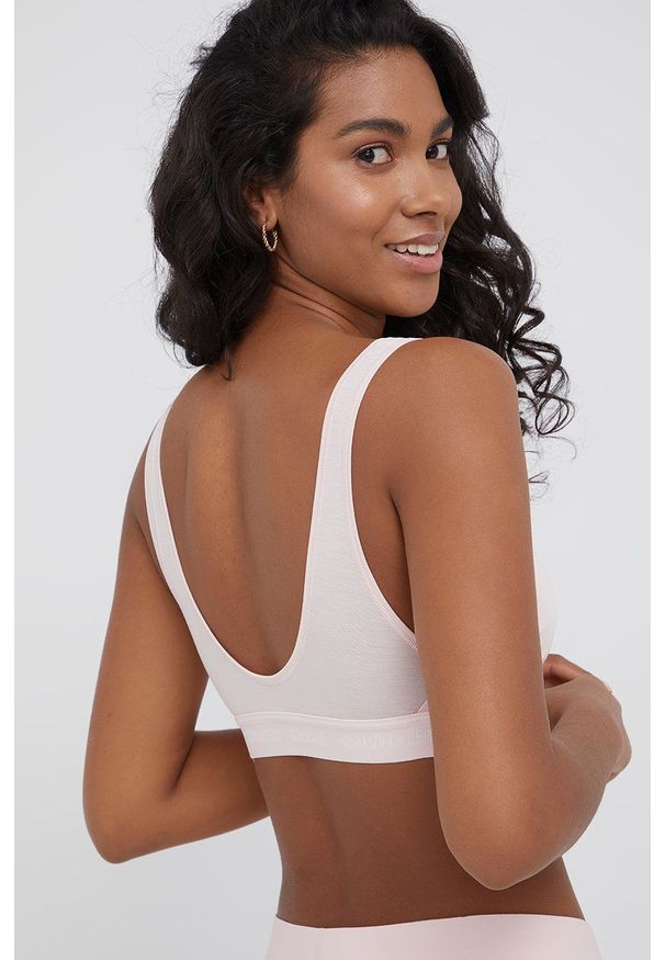 Calvin Klein Underwear - Biustonosz CK One. Kolor: różowy. Materiał: włókno, dzianina. Rodzaj stanika: odpinane ramiączka