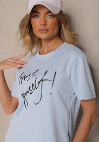 Renee - Jasnoniebieski T-shirt Zdobiony Napisem z Brokatem Tezilea. Okazja: na spacer. Kolor: niebieski. Materiał: jeans. Wzór: napisy, aplikacja #3